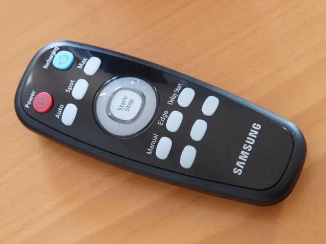 A Samsung Navibot SR8845 távirányítója