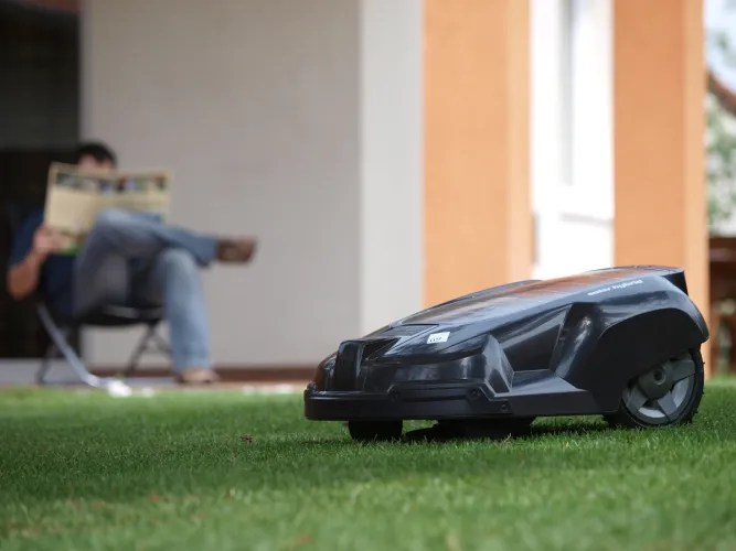 Husqvarna Automower Solar Hybrid