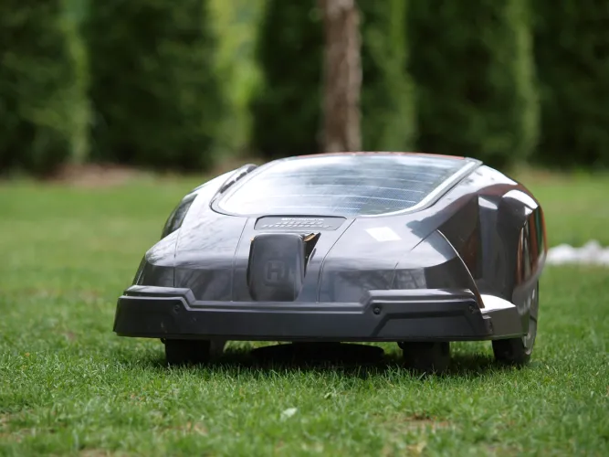 Husqvarna Automower Solar Hybrid