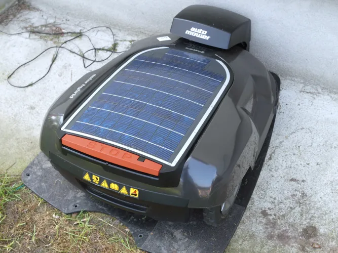 Husqvarna Automower Solar Hybrid